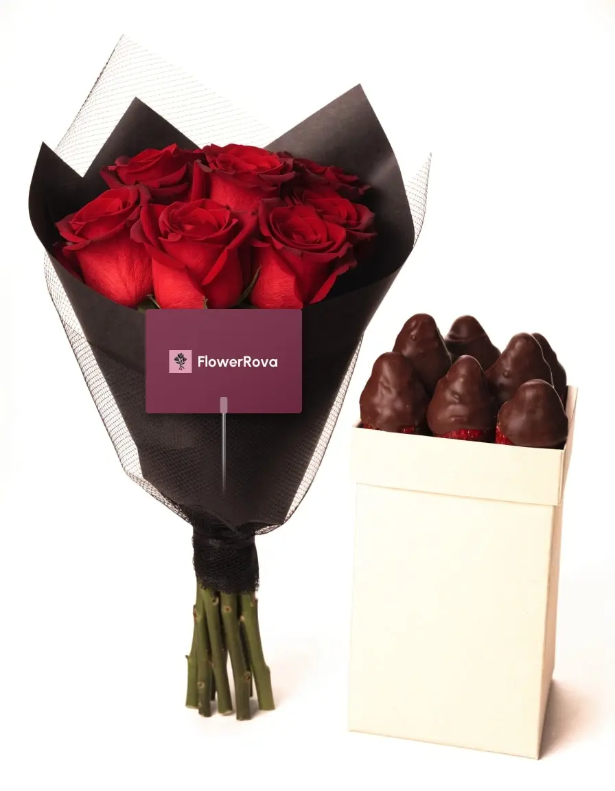 10 Red Roses beside chocolate strawberries (box), product visualisation